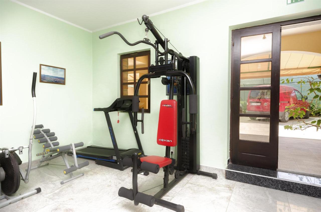 Apartments And Room Take It Easy ตรีบูนย์ ภายนอก รูปภาพ