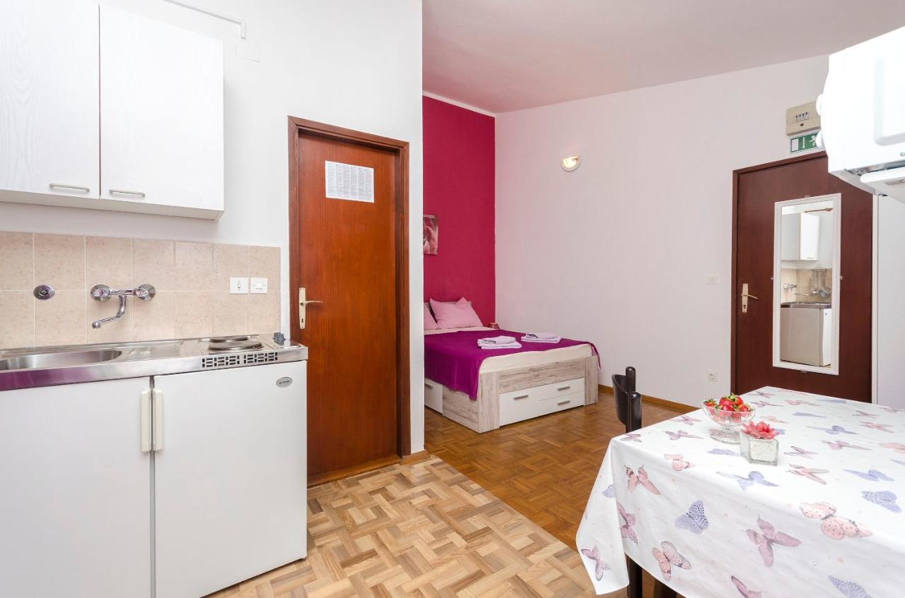Apartments And Room Take It Easy ตรีบูนย์ ภายนอก รูปภาพ
