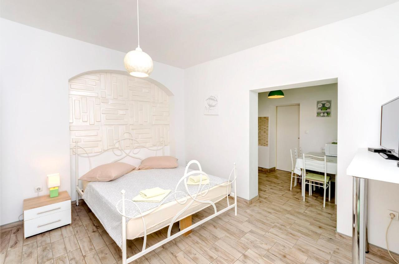 Apartments And Room Take It Easy ตรีบูนย์ ภายนอก รูปภาพ