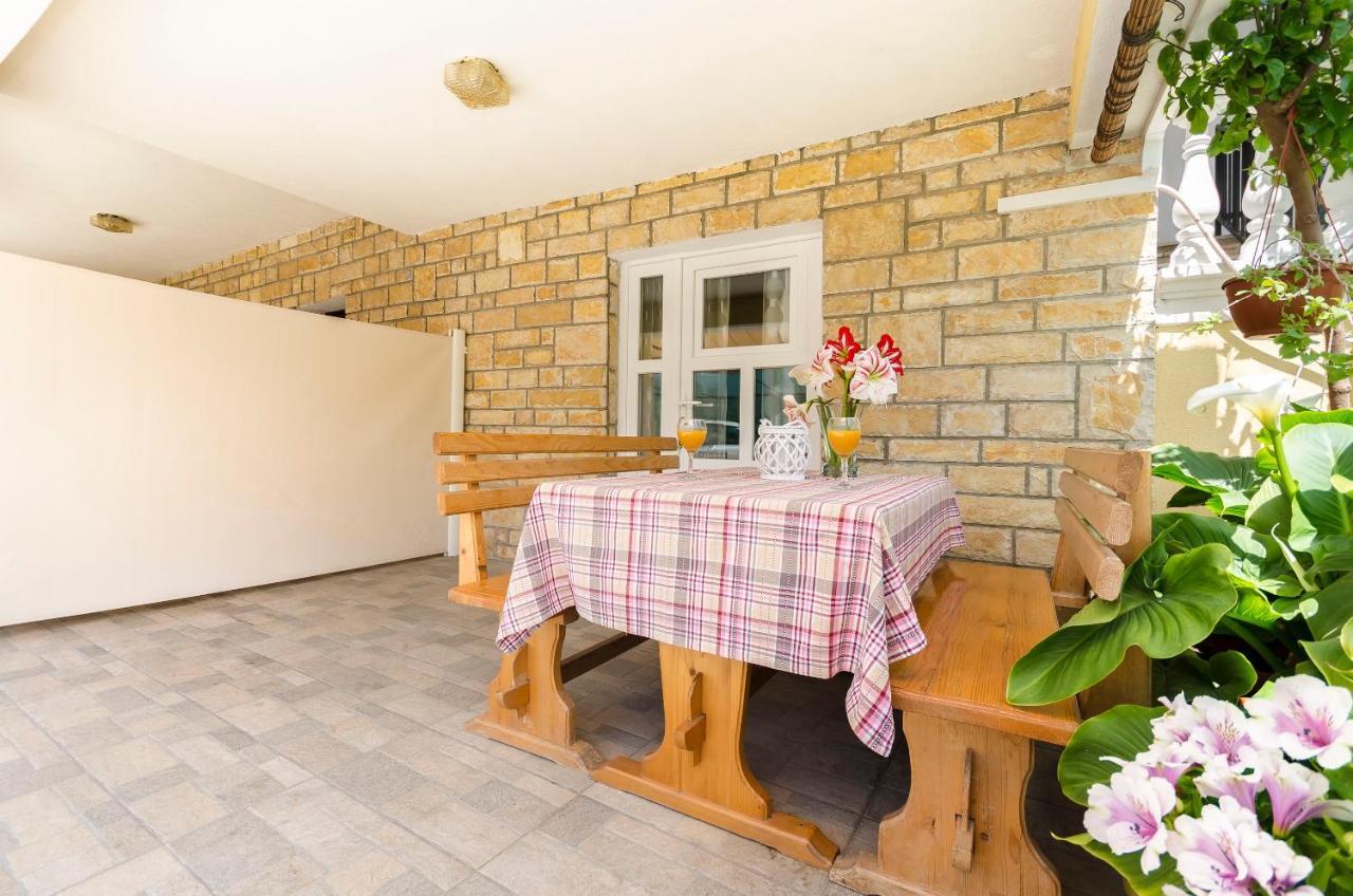 Apartments And Room Take It Easy ตรีบูนย์ ภายนอก รูปภาพ