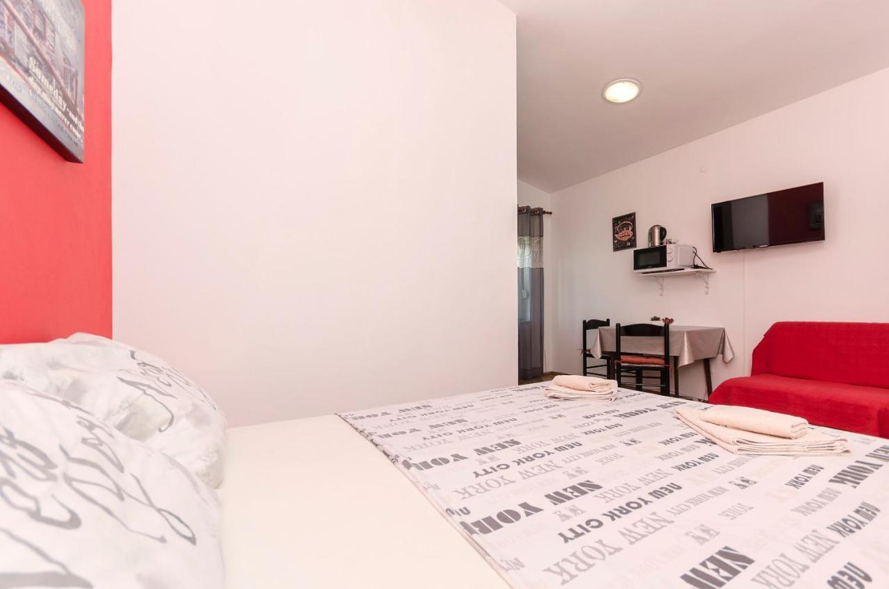 Apartments And Room Take It Easy ตรีบูนย์ ภายนอก รูปภาพ
