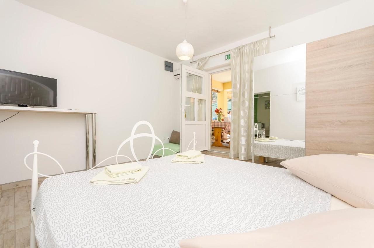 Apartments And Room Take It Easy ตรีบูนย์ ภายนอก รูปภาพ