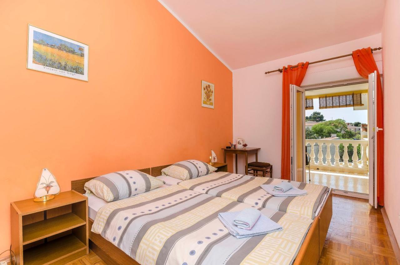 Apartments And Room Take It Easy ตรีบูนย์ ภายนอก รูปภาพ